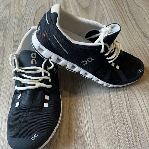 On Cloud Running Shoes - Picture 6 of 11